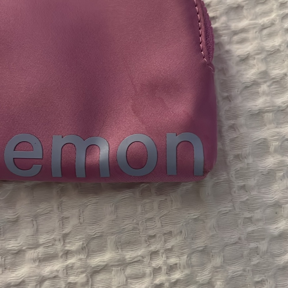 ✌🏼Dahlia Mauve Lululemon Clippable Card Pouch!✌🏼 - Picture 2 of 7